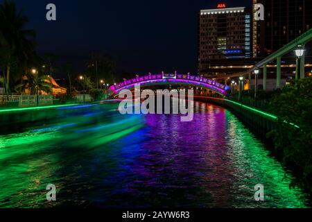 Vista notturna dello storico ponte pedonale Kampung Morten Sul fiume Melaka a Malacca Malesia. Foto Stock