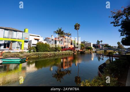 Case di lusso sui canali di Venezia, Santa Monica, California, Stati Uniti d'america. STATI UNITI. Ottobre 2019 Foto Stock