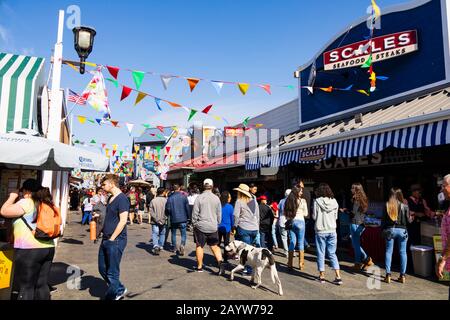 Turisti sul molo di Monterey Fishermans Wharf, Monterey, California, Stati Uniti Foto Stock