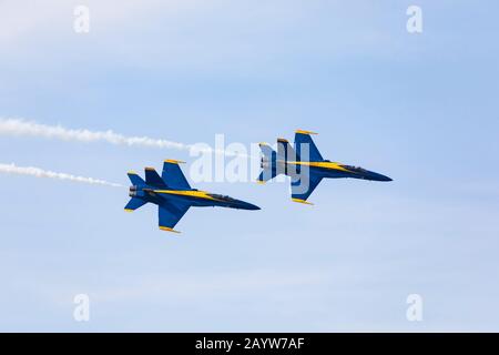 McDonnell Douglas F/A-18 aereo da combattimento Hornet della squadra di dimostrazione del volo della Marina degli Stati Uniti, The Blue Angels, in mostra durante San Francisc Foto Stock