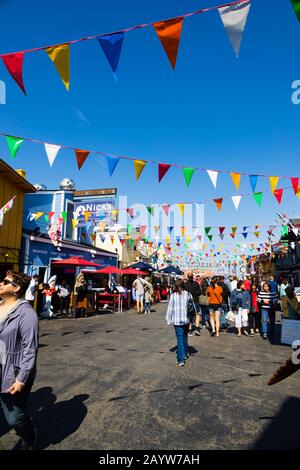 Turisti sul molo di Monterey Wharf, Monterey, California, Stati Uniti Foto Stock