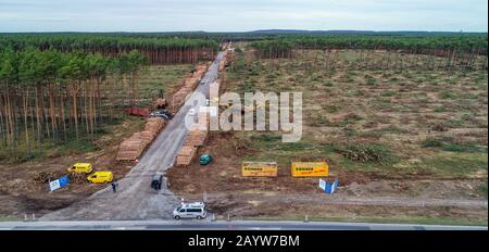 17 febbraio 2020, Brandenburg, Grünheide: Vista dell'area forestale già parzialmente sgomberata sul futuro sito della Tesla Gigafactory (foto aerea con drone). Tesla sta progettando di costruire una gigafabbrica su questo sito, a est dell'autostrada A10 Berlin Ring nel comune di Grünheide. In una prima fase dall'estate 2021, 150.000 auto elettriche Model 3 e Y saranno costruite ogni anno. Foto: Patrick Pleul/dpa-Zentralbild/dpa Foto Stock