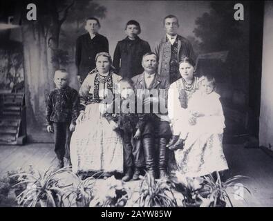 Cracovia. Cracovia. Polonia. Ritratto di famiglia contadina. Persone da Bronowice, vicino a Cracovia in splendidi costumi regionali. Studio Fotografico Amalia Krieger, 1904. Foto Stock