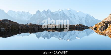 Panorama pittoresco del lago di Chesery (Lac De Cheserys) e montagne innevate del Monte Bianco sullo sfondo, Chamonix, Francia Alpi Foto Stock