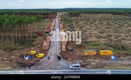 17 febbraio 2020, Brandenburg, Grünheide: Vista dell'area forestale già parzialmente sgomberata sul futuro sito della Tesla Gigafactory (foto aerea con drone). Tesla sta progettando di costruire una gigafabbrica su questo sito, a est dell'autostrada A10 Berlin Ring nel comune di Grünheide. In una prima fase dall'estate 2021, 150.000 auto elettriche Model 3 e Y saranno costruite ogni anno. Foto: Patrick Pleul/dpa-Zentralbild/dpa Foto Stock