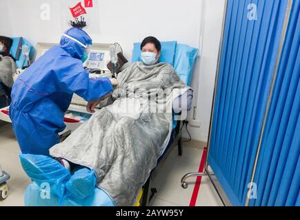 Wuhan, Cina. 17th Feb 2020. (200217) -- WUHAN, 17 febbraio 2020 (Xinhua) -- un paziente di coronavirus recuperato dal mercato dei frutti di mare Huanan dona plasma al centro del sangue di Wuhan a Wuhan, capitale della provincia Hubei della Cina centrale, 17 febbraio 2020. I pazienti curati che sono stati infettati con COVID-19 sono chiamati a donare plasma come risultati iniziali avevano indicato l'efficacia di prodotti terapeutici derivati dal plasma convalescente nella cura dei pazienti infetti in condizioni severe e critiche. Credito: Xinhua/Alamy Live News Foto Stock