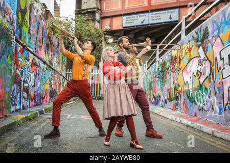 Waterloo, London, 17th Feb 2020. La band sperimentale in ottone Forse Contraption con il loro spettacolo "Quasi umano" si trova sottoterra nei tunnel rivestiti di graffiti a Waterloo per celebrare il FESTIVAL DELLE VOLTA di Londra. Il festival è tornato per il suo ottavo anno con otto settimane del miglior teatro e commedia, esperienze immersive, cabaret, spettacoli dal vivo e feste di tarda notte. Vault Festival corre fino al 22nd marzo. Credito: Imageplotter/Alamy Live News Foto Stock