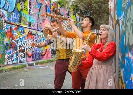 Waterloo, London, 17th Feb 2020. La band sperimentale in ottone Forse Contraption con il loro spettacolo "Quasi umano" si trova sottoterra nei tunnel rivestiti di graffiti a Waterloo per celebrare il FESTIVAL DELLE VOLTA di Londra. Il festival è tornato per il suo ottavo anno con otto settimane del miglior teatro e commedia, esperienze immersive, cabaret, spettacoli dal vivo e feste di tarda notte. Vault Festival corre fino al 22nd marzo. Credito: Imageplotter/Alamy Live News Foto Stock