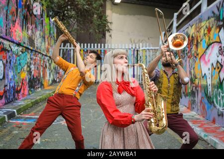 Waterloo, London, 17th Feb 2020. La band sperimentale in ottone Forse Contraption con il loro spettacolo "Quasi umano" si trova sottoterra nei tunnel rivestiti di graffiti a Waterloo per celebrare il FESTIVAL DELLE VOLTA di Londra. Il festival è tornato per il suo ottavo anno con otto settimane del miglior teatro e commedia, esperienze immersive, cabaret, spettacoli dal vivo e feste di tarda notte. Vault Festival corre fino al 22nd marzo. Credito: Imageplotter/Alamy Live News Foto Stock