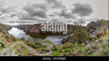 Vista panoramica del paesaggio nuvoloso con fiume e scogliere in Arribes del Duero. Spagna. Il Parco Naturale Arribes Del Duero. Foto Stock