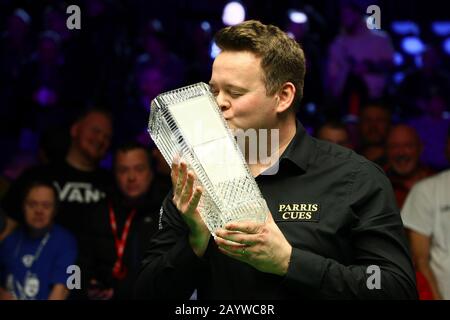 Shaun Murphy d'Inghilterra bacia il trofeo dopo aver sconfitto Kyren Wilson d'Inghilterra alla finale del 2020 Welsh Open a Cardiff, Regno Unito, 16 febbraio 2020. Shaun Murphy d'Inghilterra sconfisse Kyren Wilson d'Inghilterra con 9-1 in finale e vinse il campionato del 2020 Welsh Open. Foto Stock