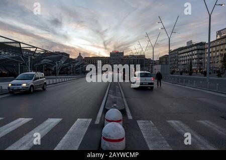 Napoli, Italia - 12 febbraio 2020: Piazza Garibaldi dopo il nuovo sistema di sistemazione e illuminazione. Sulla sinistra il tetto moderno della stat sotterranea Foto Stock