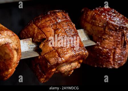 Pancia di maiale alla griglia e barbecue su una griglia di carbone. Foto Stock