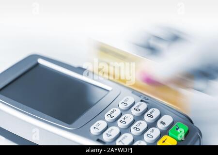 Pagamento con carta di credito con banda magnetica. Movimento, dinamica. Foto Stock