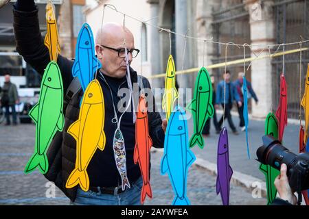 I dimostranti si riuniscono durante un rally con il movimento "ardines" in Piazza Santi Apostoli a Roma, Italia. Foto Stock