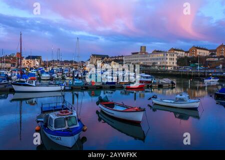 Weymouth harbour tramonto sul fiume Wey barche e sul lato del porto case colorate e pub, Weymouth Dorset,,l'Inghilterra,uk,GB Foto Stock