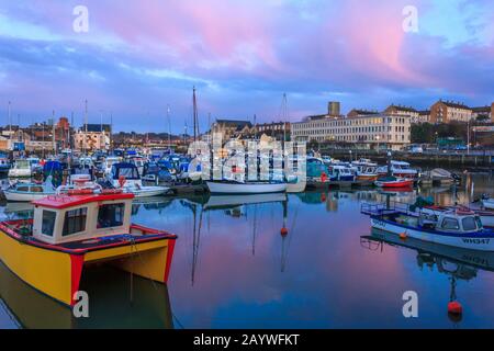 Weymouth harbour tramonto sul fiume Wey barche e sul lato del porto case colorate e pub, Weymouth Dorset,,l'Inghilterra,uk,GB Foto Stock