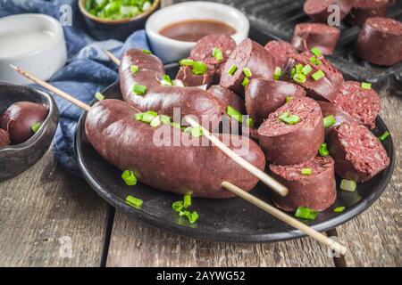 Cucina nazionale tradizionale coreana. Street home cucina asiatica. Fette  di salsiccia o di sundae, con riso, tagliatelle, carne di maiale. Con salse  e lui Foto stock - Alamy