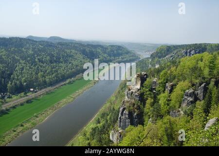Vista sul fiume Elba dalle formazioni rocciose di Bastei nel Parco Nazionale della Svizzera Sassone, Germania. Cielo blu, primavera. Foto Stock