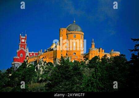 Sito patrimonio dell'umanità dell'UNESCO, il castello di pena si trova sulla cima di una collina sulle montagne di Sintra, sopra il suo giardino e la città di Sintra. Foto Stock