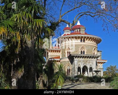 Il Palazzo Monserrate e il grande giardino sono una sontuosa villa situata vicino a Sintra, la tradizionale località estiva dei Portoghesi. Foto Stock