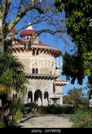 Il Palazzo Monserrate e il grande giardino sono una sontuosa villa situata vicino a Sintra, la tradizionale località estiva dei Portoghesi. Foto Stock