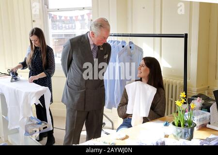 Il Principe del Galles parla con i dipendenti durante la sua visita alla fabbrica di magliette su misura Emma Willis Ltd a Gloucester. Foto PA. Data Immagine: Lunedì 17 Febbraio 2020. Vedi la storia di PA ROYAL Charles. Il credito fotografico dovrebbe leggere: Chris Jackson/PA Filo Foto Stock