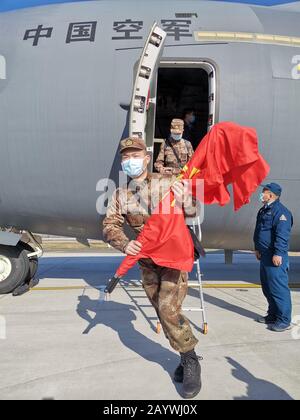 Wuhan, Provincia Cinese Di Hubei. 17th Feb, 2020. Medici militari dell'esercito Di liberazione Del Popolo (PLA) l'aeronautica militare arriva all'aeroporto internazionale di Tianhe a Wuhan, nella provincia centrale cinese di Hubei, 17 febbraio 2020. Credito: Jia Qilong/Xinhua/Alamy Live News Foto Stock