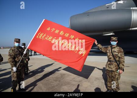 Wuhan, Provincia Cinese Di Hubei. 17th Feb, 2020. Medici militari dell'esercito Di liberazione Del Popolo (PLA) l'aeronautica militare arriva all'aeroporto internazionale di Tianhe a Wuhan, nella provincia centrale cinese di Hubei, 17 febbraio 2020. Credito: Jia Qilong/Xinhua/Alamy Live News Foto Stock