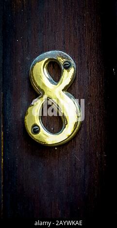 Numero otto su una porta di legno, Francia Foto Stock