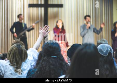 Congregazione cristiana adorare Dio insieme Foto Stock