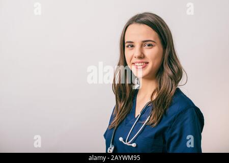 Concetto di salute e medicina - Ritratto di un medico donna con stetoscopio isolato su bianco Foto Stock