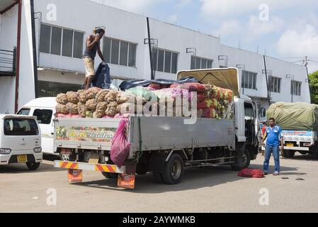 Dambulla, Sri Lanka: 18/03/2019: Il più grande mercato ortofrutticolo dello Sri Lanka. Camion che è caricato con verdure varie in sacchi. Foto Stock