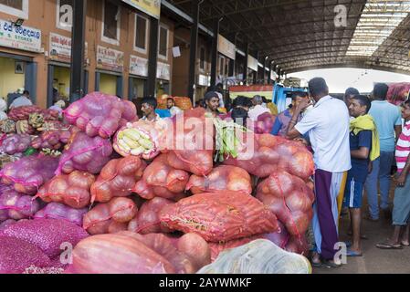 Dambulla, Sri Lanka: 18/03/2019: All'interno del più grande mercato della vendita di frutta e verdura nello Sri Lanka. Foto Stock