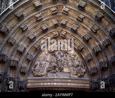 PUERTA REAL - TIMPANO - ALLEVIARE ASUNCION. Autore: Bellver RICARDO. Ubicazione: Catedral-EXTERIOR. Siviglia. Siviglia. SPAGNA. VIRGEN DE LA ASUNCION. Foto Stock