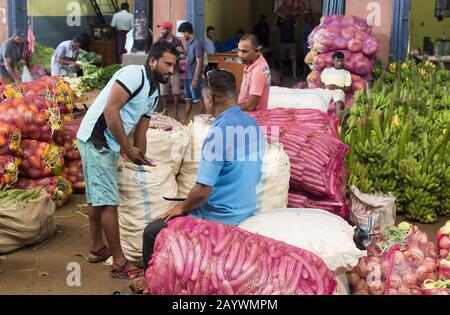 Dambulla, Sri Lanka: 18/03/2019: All'interno del più grande mercato della vendita di frutta e verdura nello Sri Lanka. Foto Stock