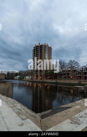 Reston, Virginia, Stati Uniti -- 14 Febbraio 2020. Una foto ad ampio angolo di una torre condominiale in stile brutalista situata sul Lago Anne a Reston, Virginia. Foto Stock