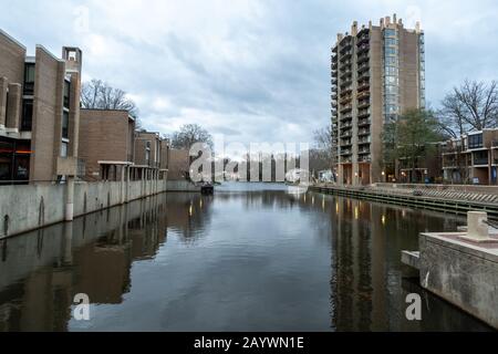 Reston, Virginia, Stati Uniti -- 14 Febbraio 2020. Una foto grandangolare di condomini in stile architettonico brutalista situato sul Lago Anne a Reston, VA. Foto Stock