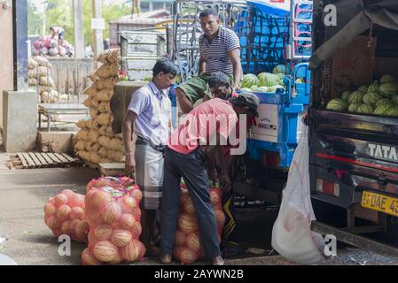 Dambulla, Sri Lanka: 18/03/2019: All'interno del più grande mercato della vendita di frutta e verdura nello Sri Lanka. Foto Stock