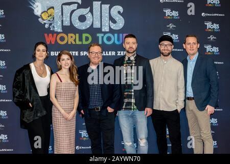 17.02.2020, foto di gruppo con Lena Meyer-Landrut (lr), Anna Kendrick, Walt Dohrn, Justin Timberlake e Mark Forster alla fotocellula per il film Trolls World Tour presso il Waldorf Astoria Hotel di Berlino. Il nuovo film animato di DreamWorks Animation, distribuito da Universal Pictures International Germany, sarà lanciato a livello nazionale il 23 aprile 2020 nei cinema tedeschi. | utilizzo in tutto il mondo Foto Stock