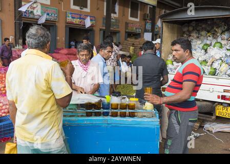 Dambulla, Sri Lanka: 18/03/2019: All'interno del mercato della vendita di whoelsale di frutta e verdura. Uomini che vendono bevande, tè, caffè. Foto Stock