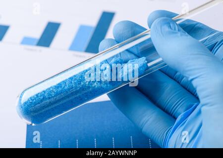 Provetta per test in vetro con cristalli blu in laboratorio Foto Stock