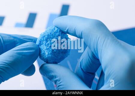 Lo scienziato tiene un grande cristallo chimico blu in laboratorio Foto Stock