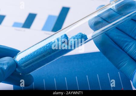 Provetta per test di tenuta dello scienziato con cristalli blu in laboratorio Foto Stock