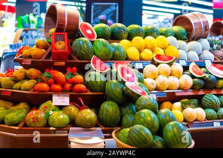 Bella impaginazione di frutta in un supermercato asiatico. Foto Stock