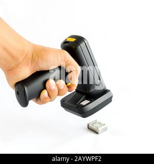 Mano maschio con lettore di codici a barre per eseguire la scansione di etichette RFID in metallo isolate su bianco Foto Stock