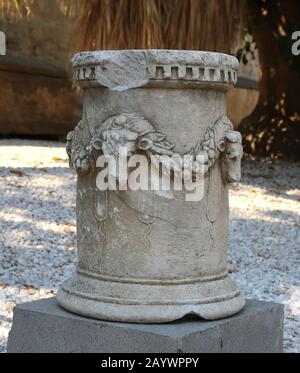 Bene-testa (puteal classico). Decorato con rilievi di teste di tori con ghirlande. Castello di Bodrum. Turchia. Foto Stock