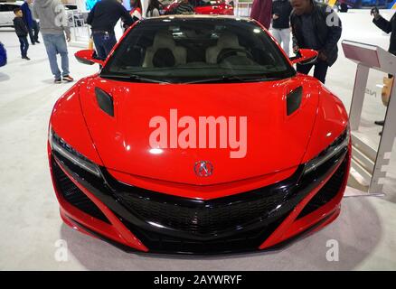 Philadelphia, Pennsylvania, U.S.A - 9 febbraio 2020 - un colore rosso della vettura sportiva 2020 Acura NSX Foto Stock