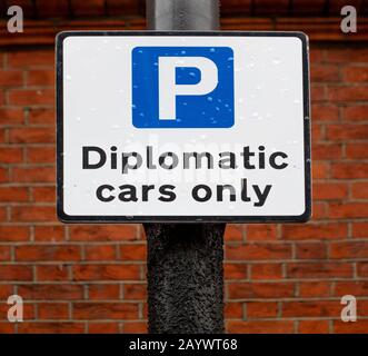 Street Sign in South Kensington, centro di ambasciate e consolati, indicando parcheggio solo per auto diplomatiche Foto Stock