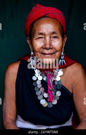 Una Donna Senior Del Gruppo Etnico Kayah In Costume Tradizionale, Hta Nee La Leh Village, Loikaw, Kayah State, Myanmar. Foto Stock